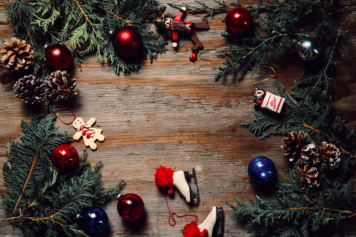 Décorations de Noël disposées sur une table en bois